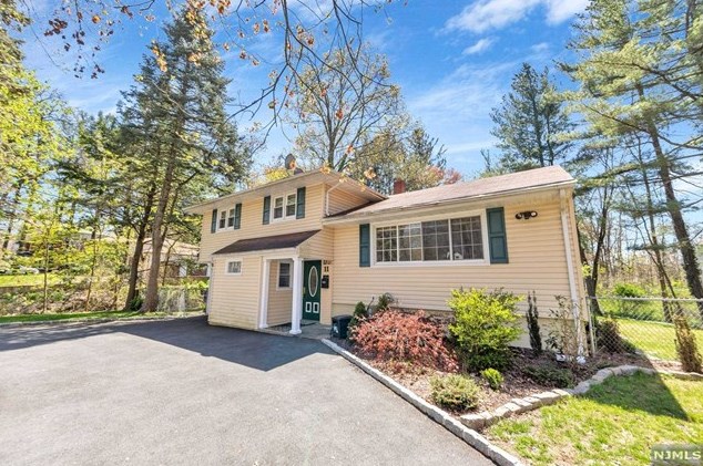11 Meadow St, Demarest, NJ 07627