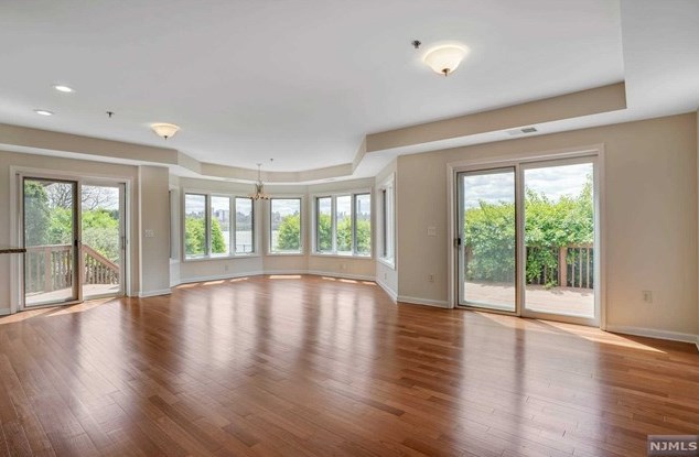 101 Stockton Ct, Edgewater, NJ 07020