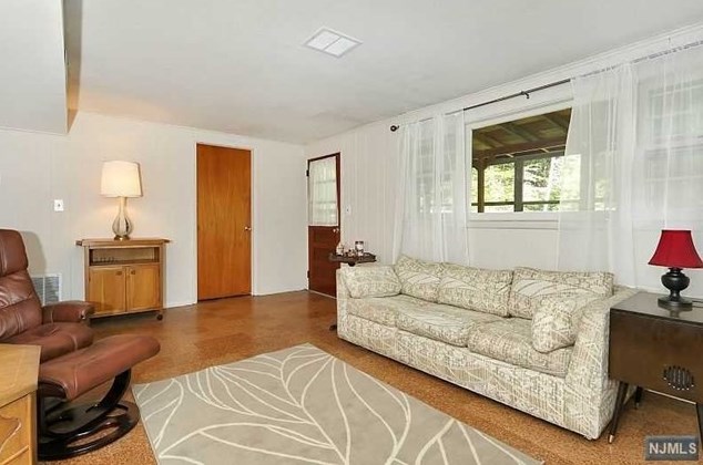 377 Veronica Ct, Paramus NJ  07652-4821 exterior