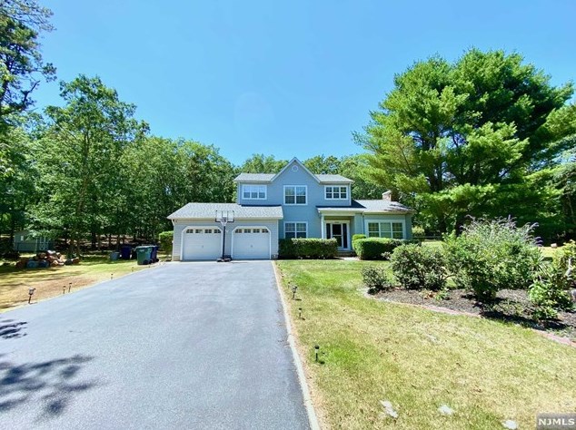 4 Carolyn Dr, Tuckerton, NJ 08087-9663