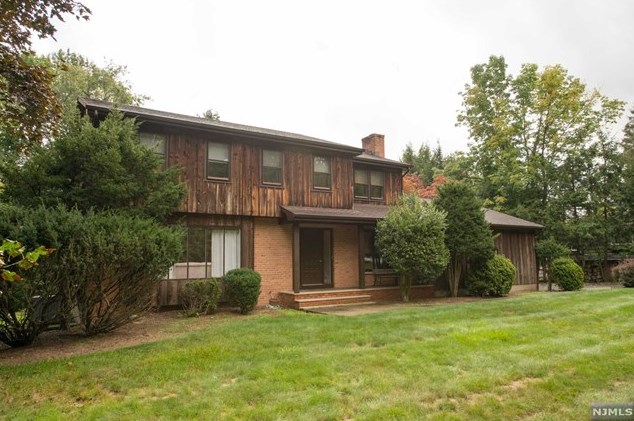 6 Danebury Downs, Upper Saddle River, NJ 07458