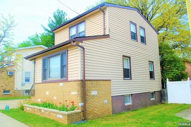 42 Linden St, Lodi, NJ 07644-1421