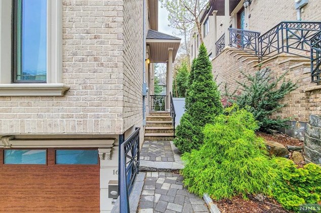 16 Leary Ln, Edgewater, NJ 07020