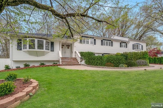 19 Coles Ct, River Edge, NJ 07661