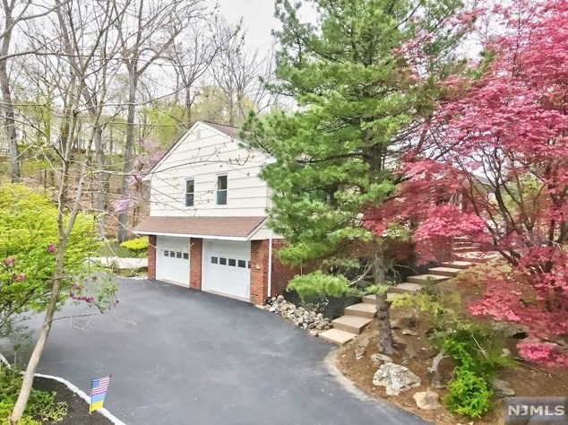 225 Hilltop Ct, Pompton Falls, NJ 07442-1321