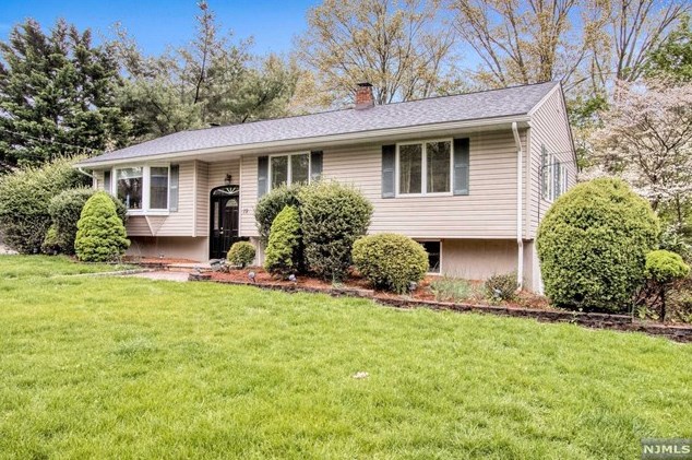 19 Arcadia Ct, Harrington Park, NJ 07640