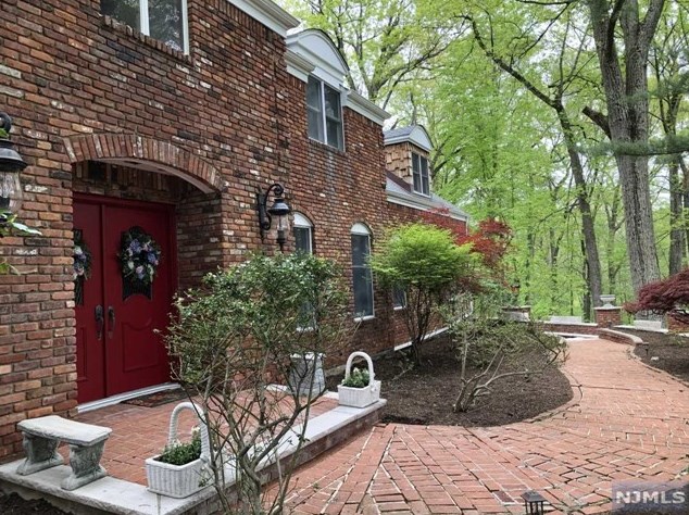 8 Wildwood Ct, Montvale, NJ 07645