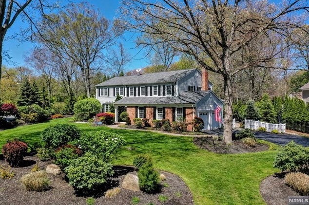 11 Newton Pl, Allendale, NJ 07401