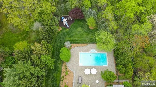 101 Essex Dr, Tenafly NJ  07670-2331 exterior