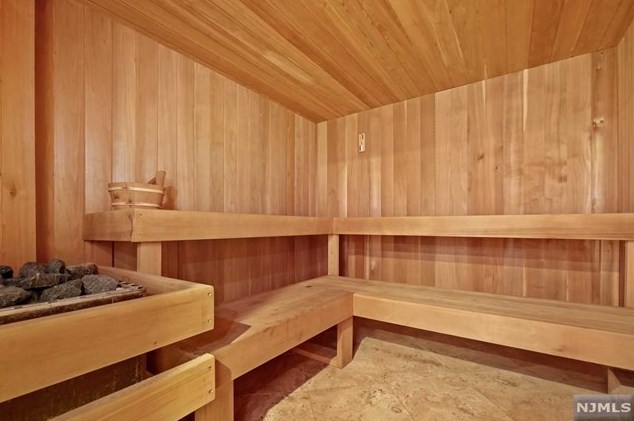 101 Essex Dr, Tenafly NJ  07670-2331 exterior