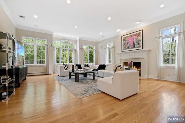 101 Essex Dr, Tenafly NJ  07670-2331 exterior