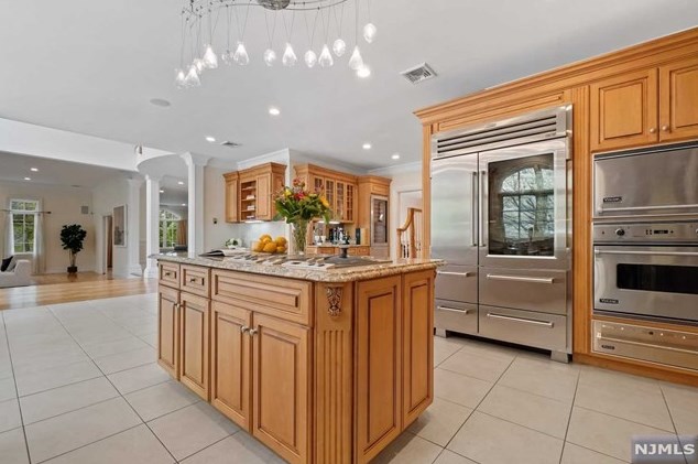 101 Essex Dr, Tenafly NJ  07670-2331 exterior