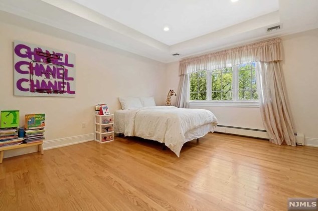 101 Essex Dr, Tenafly NJ  07670-2331 exterior