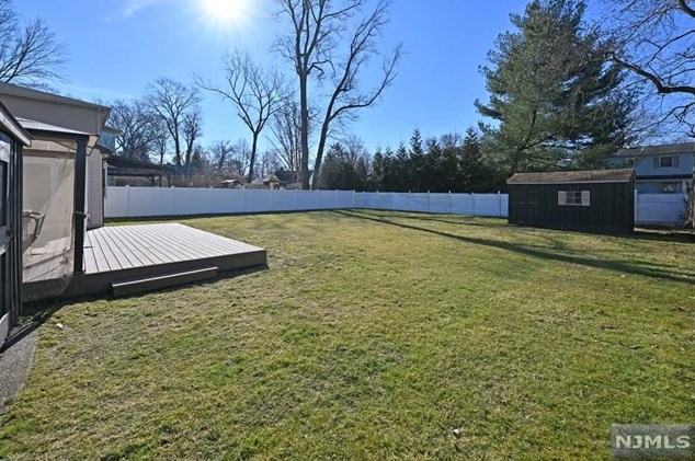200 Crest Dr, Paramus, NJ 07652
