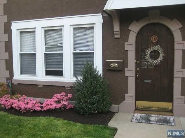 11 Beverly Pl, Edgewater, NJ 07020