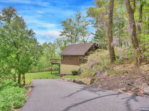 17 Quigley Rd, West Milford, NJ 07421
