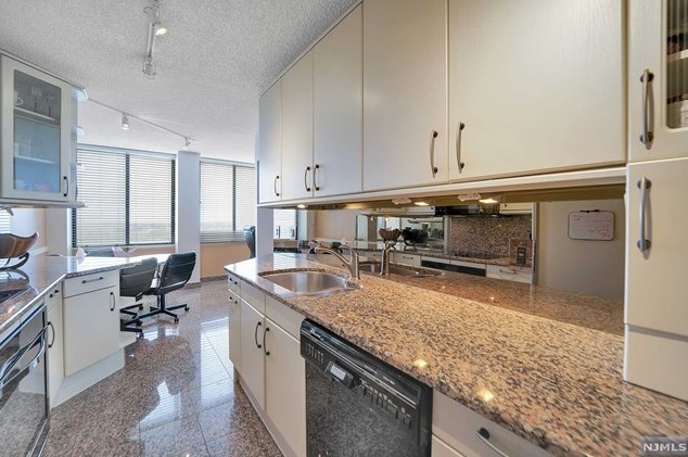 300 Winston Dr #2205, Cliffside Park, NJ 07010