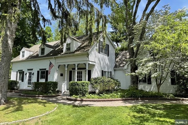 29 Weiss Rd, Upper Saddle River, NJ 07458