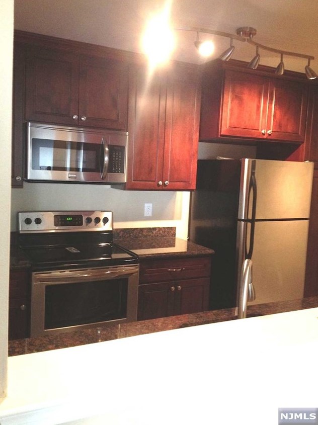38 Garden Pl Apt 141, Edgewater, NJ 07020