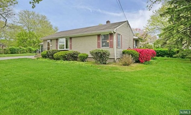 291 Oradell Ave, Paramus, NJ 07652
