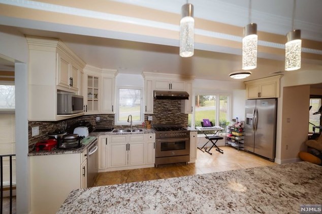 106 Dogwood Dr, Oakland, NJ 07436