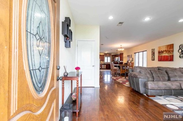 271 4th St, Saddle Brook, NJ 07663-6207