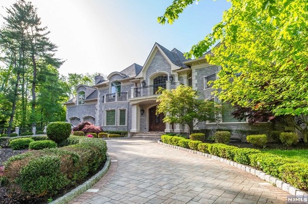 826 Sussex Rd, Franklin Lakes, NJ 07417