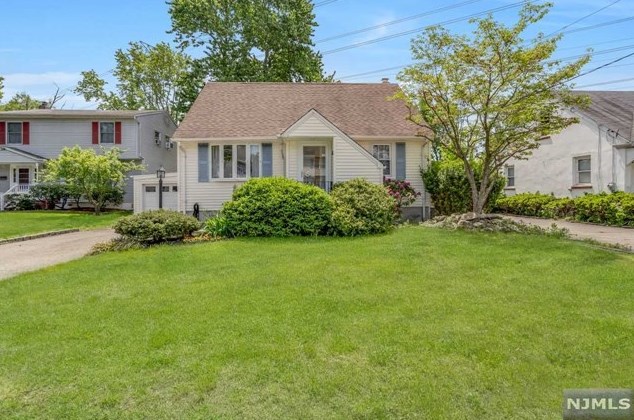 132 Catherine Ave, Mahwah, NJ 07430