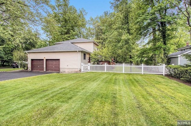 70 Beacon St, Haworth, NJ 07641