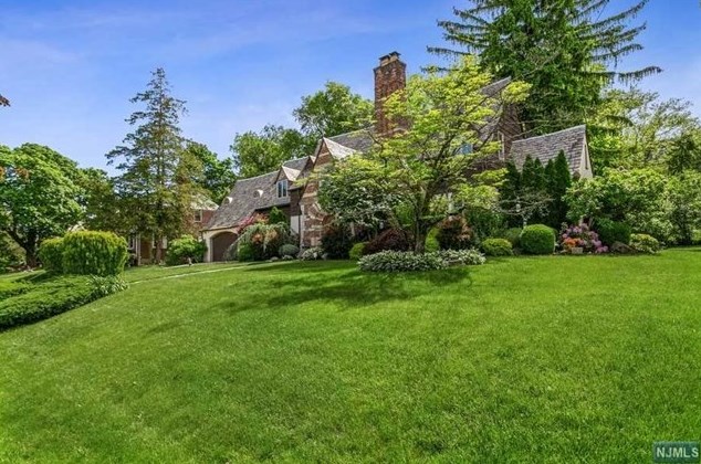 272 Maple Hill Dr, Hackensack, NJ 07601-1436