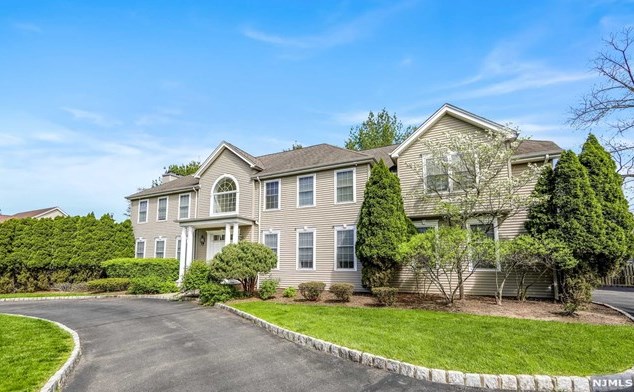 288 High St, Norwood, NJ 07648-1617