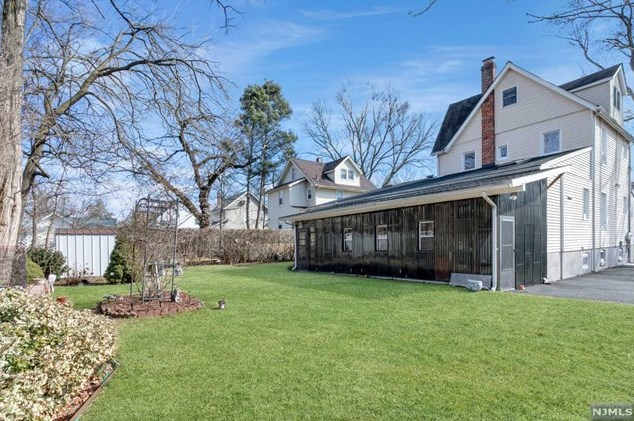 92 Delaware Ave, Dumont, NJ 07628