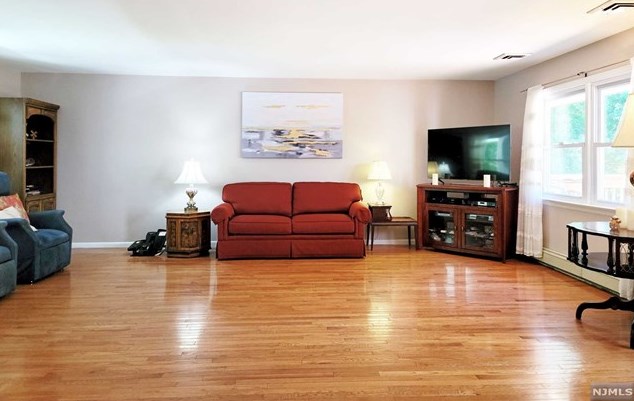 12 Paris Ave, Rockleigh, NJ 07647