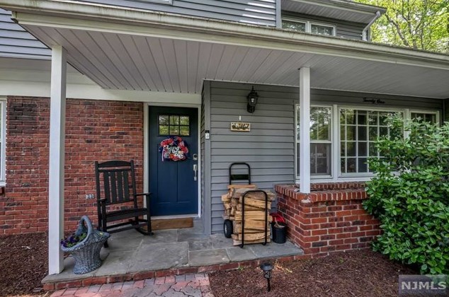 21 Clove Brook Rd, Mahwah, NJ 07430