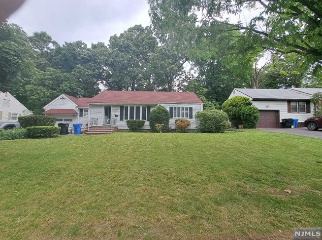 815 Godwin Rd, Paramus, NJ 07652