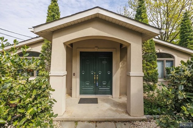 31 Colony Rd, Edgewater, NJ 07020
