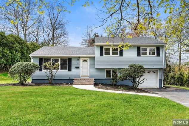 7 Garnett Pl, Norwood, NJ 07648
