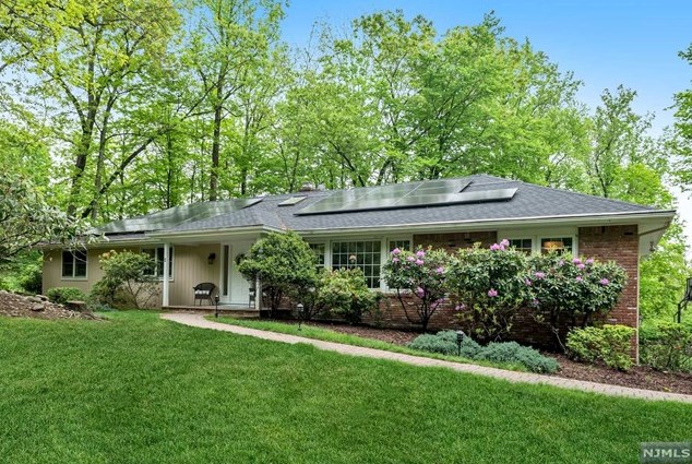 2 Stonegate Rd, Upper Saddle River, NJ 07458