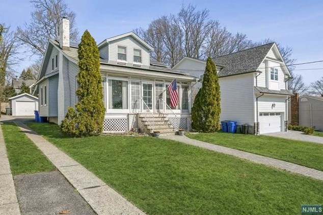 121 Columbus Dr, Tenafly, NJ 07670