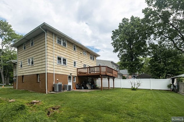 542 Lloyd St, Ridgefield, NJ 07657