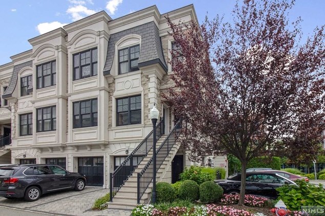 23 Marquis Ct, Edgewater, NJ 07020