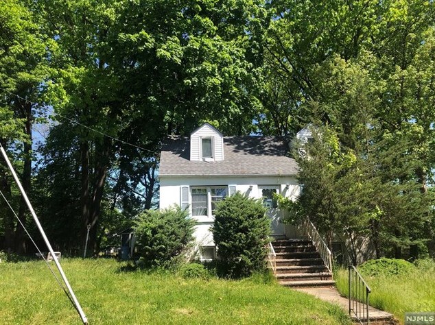 101 Highwood Ave, Waldwick, NJ 07463-2119