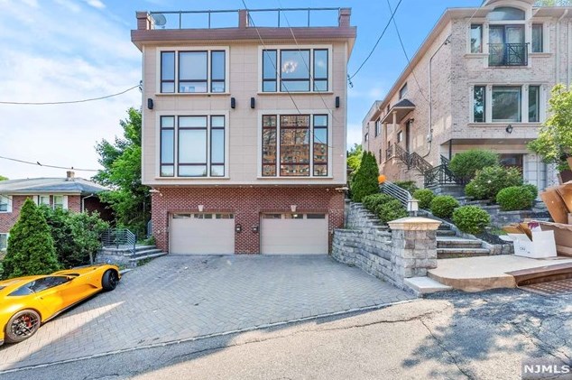12 Leary Ln, Edgewater, NJ 07020