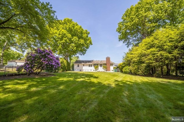 255 Pascack Rd, Paramus NJ  07652-4237 exterior