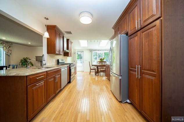 255 Pascack Rd, Paramus NJ  07652-4237 exterior