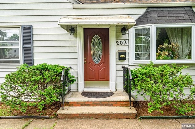 202 Gateway Rd, Ridgewood, NJ 07450