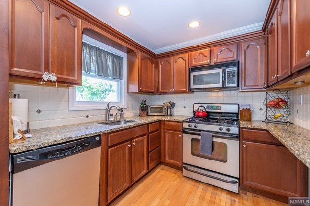 216 Zuber Pl, Maywood NJ  07607-1431 exterior