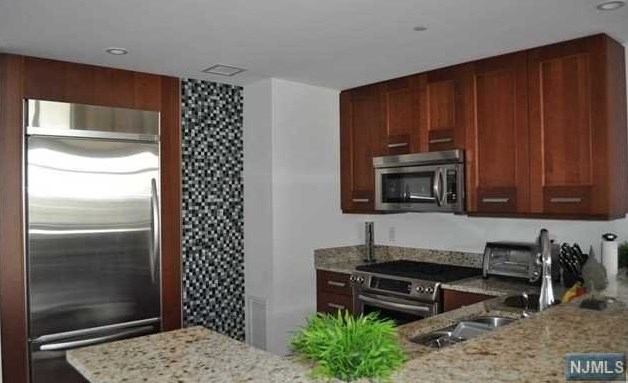 8100 River Rd #402, North Bergen, NJ 07047