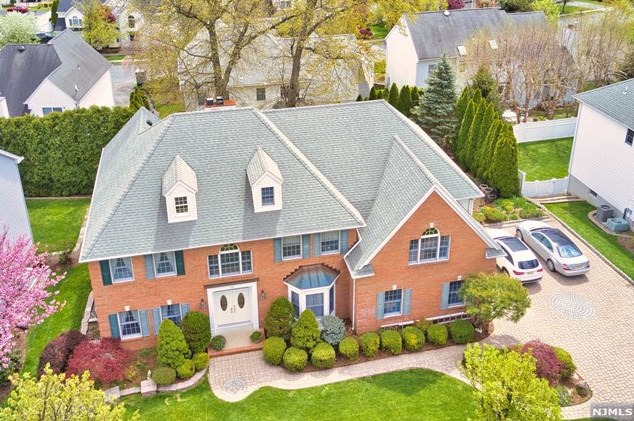 318 Megan Ct, Wyckoff, NJ 07481