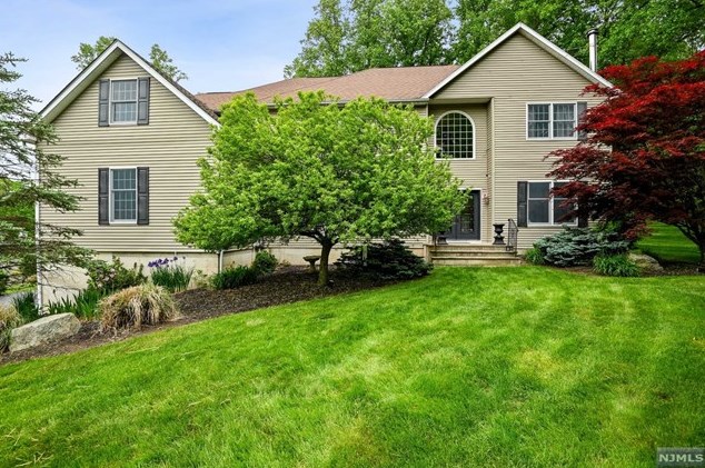 14 Sabine Ln, Beaver Lake, NJ 07416